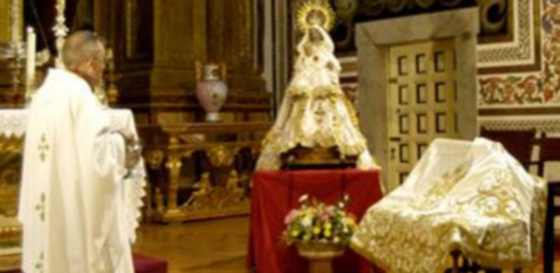 El manto que lucirá la virgen mañana fue bendecido ayer en una misa celebrada en el santuario. / Leandro Valdez