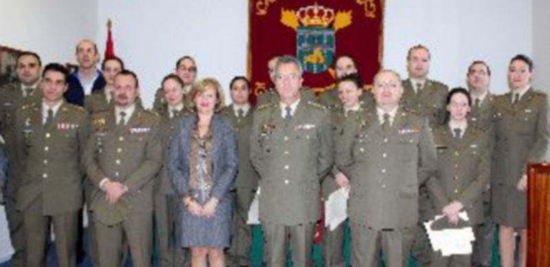 Los alumnos posaron junto a los responsables del programa tras recibir el diploma acreditativo del curso. / María Benitez