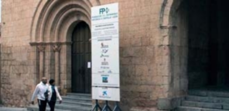 Un cartel anuncia la intervención a realizar en el templo. / Marcelo Galindo