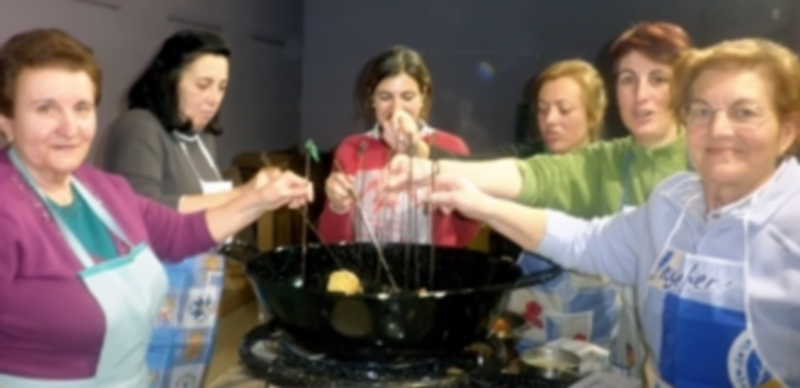 Dulces y monteras para honrar Santa Águeda 1 Las aguederas de Otero de Herreos prepararon dulces para repartir en las actividades de Santa Águeda. / El Adelantado