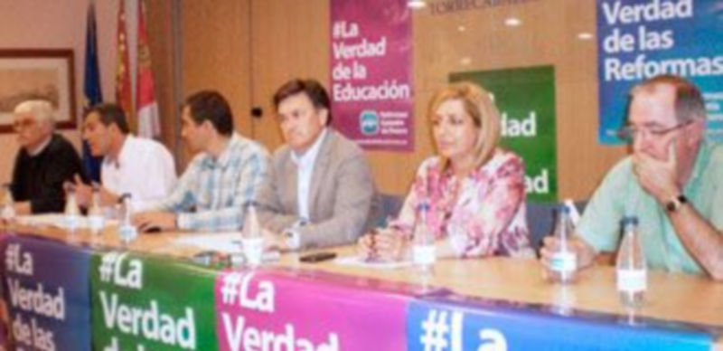 Sanz Vitorio se dirige a los asistentes en compañía del resto de parlamentarios. / A.S.