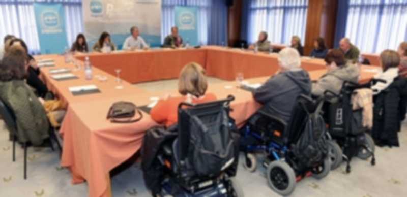 Representantes de diferentes asociaciones y colectivos de Segovia participaron en el foro sobre servicios sociales. / EA.