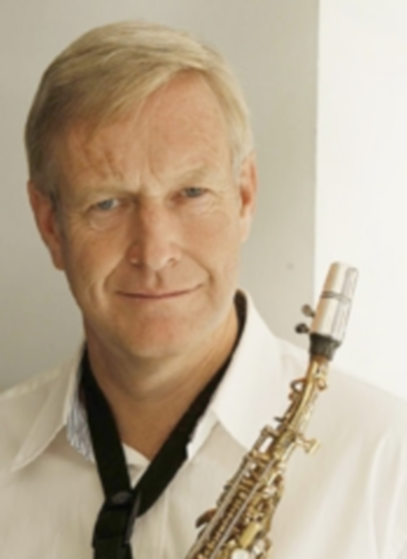 El músico alemán Andreas Prittwitz portando un saxofón. / festival de segovia