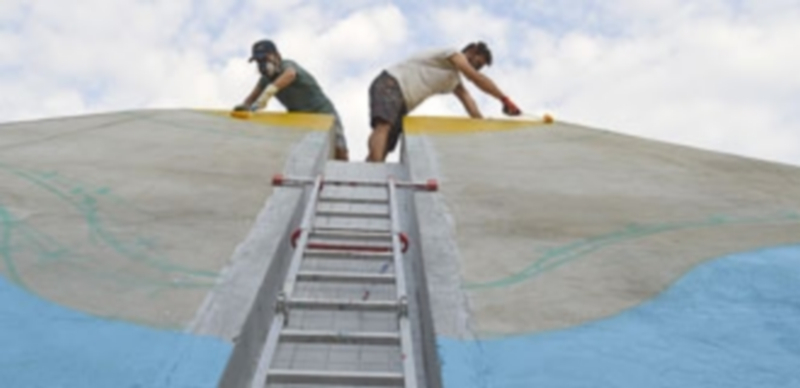 La pirámide de San Millán ya empezó ayer a lucir los nuevos colores