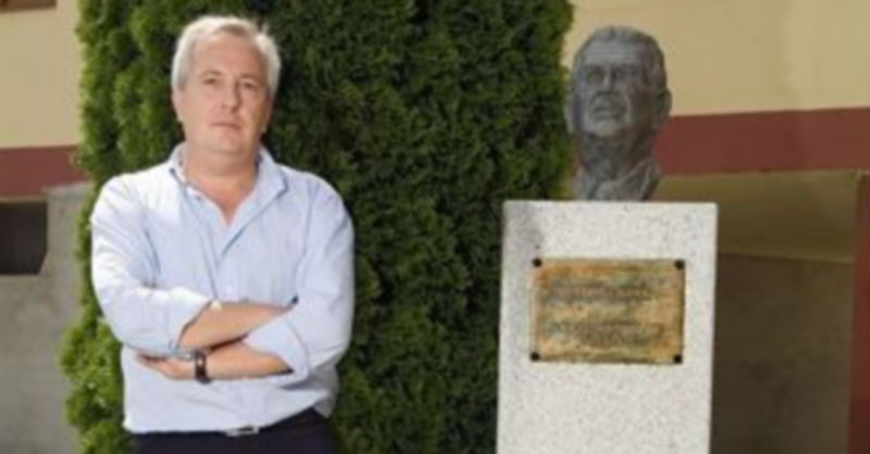 Enrique Navarro junto al busto de su padre