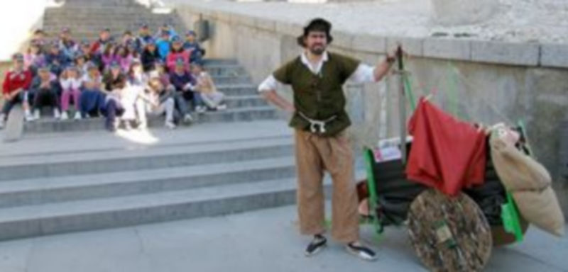 Los más pequeños cuentan con la compañía del arriero Claudio durante todo el recorrido. / El Adelantado