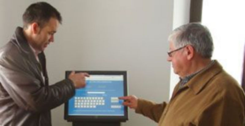 El concejal Óscar Alonso y el alcalde pedáneo de Revenga