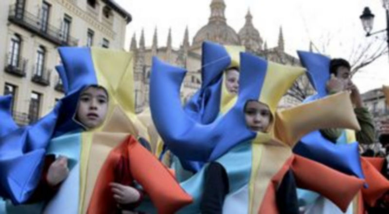 Los pequeños logotipos de Segovia 2016 mostraron su apoyo a la candidatura de Segovia./ Alberto Benavente