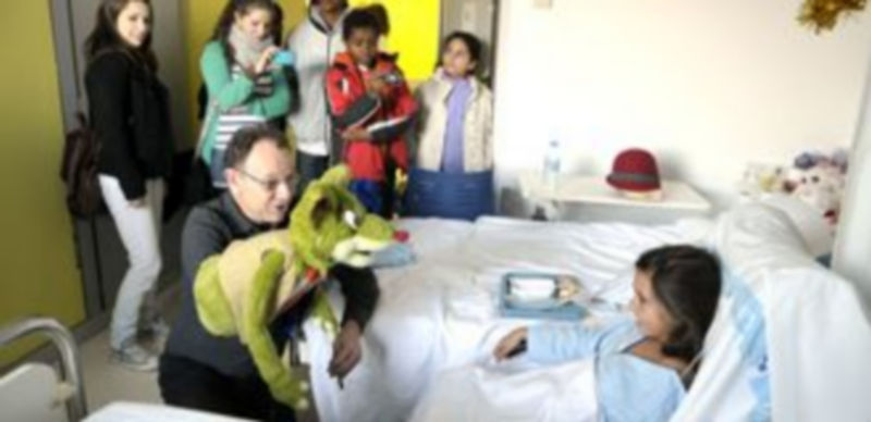 Micaela sonrie ante los comentarios y movimientos del zorro Fredo