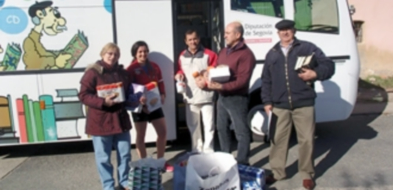Los bibliobuses provinciales han recogido ya 1.400 kilos de alimentos para Cáritas 1 La recogida de productos se mantendrá hasta el 31 de enero. / El Adelantado