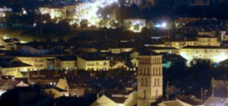 Vista nocturna de varios inmuebles de la ciudad. / Juan Martín