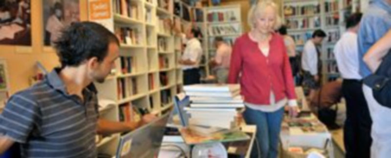 La librería AIDA Books&More vendió libros a cinco euros el kilo 1 Una mujer pesa sus libros