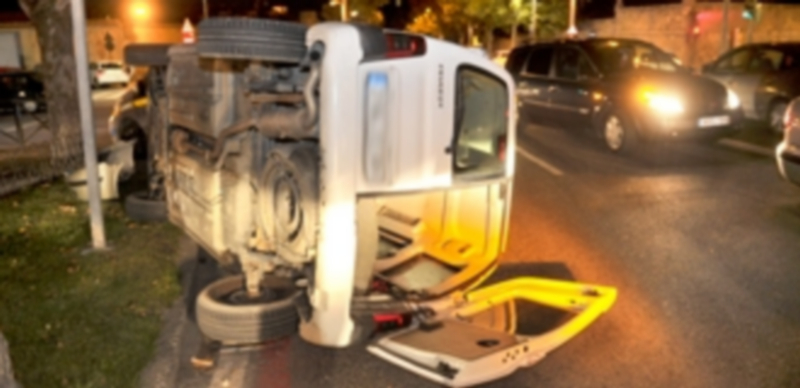 Imagen de la furgoneta que quedó volcada sobre la calzada tras la colisión