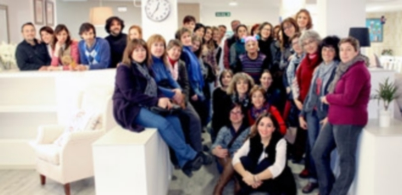 El grupo de trabajadores de los CEAAS durante su visita a la Unidad Convivencial La Olmeda. / El Adelantado