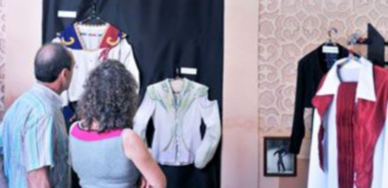 Visitantes de la exposición de trajes de la Casa de la Danza de Logroño