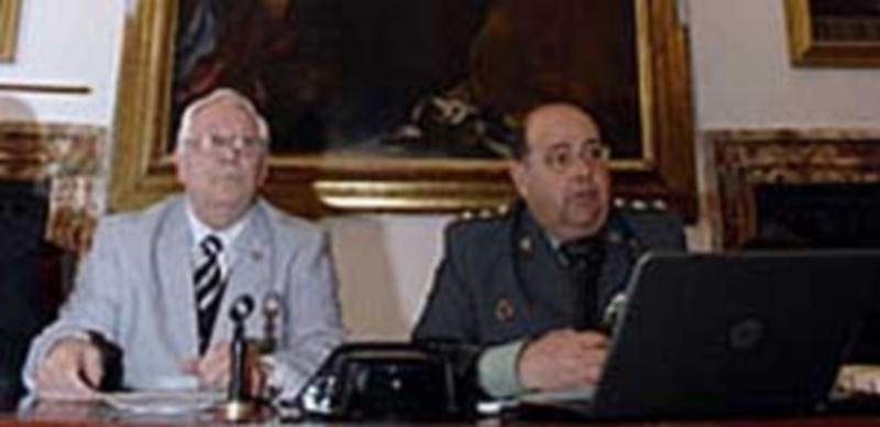 El teniente coronel Fernando Gil Llorente (d.)