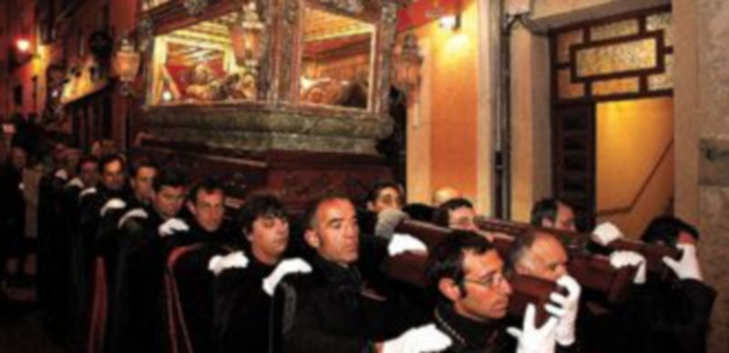 La imagen del Cristo Yacente de la villa estrenó andas el año pasado./ Gabriel Gómez