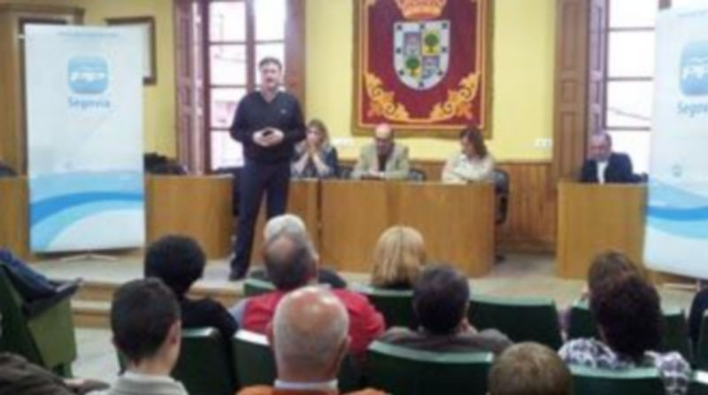 Un momento del primer encuentro con alcaldes y concejales