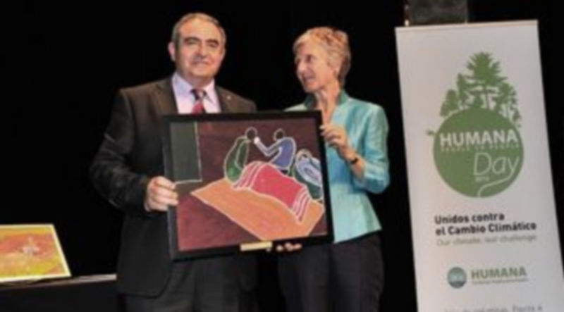 Martín Sancho recibió el premio de manos de la directora general de Humana Fundación