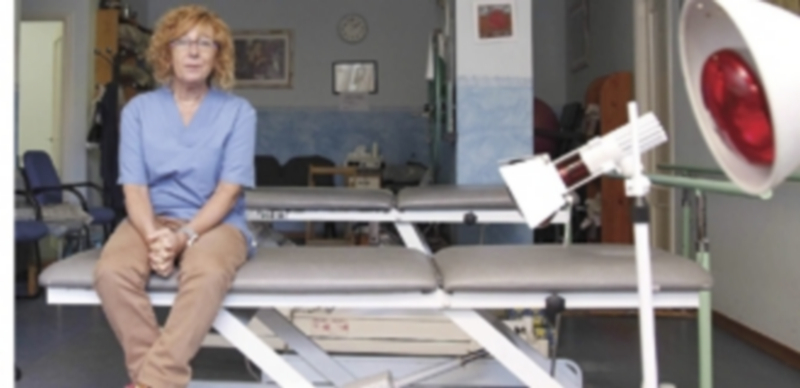 Beatriz Sanz lleva 30 años como fisioterapeuta en su clínica de Segovia. / Diego de Miguel