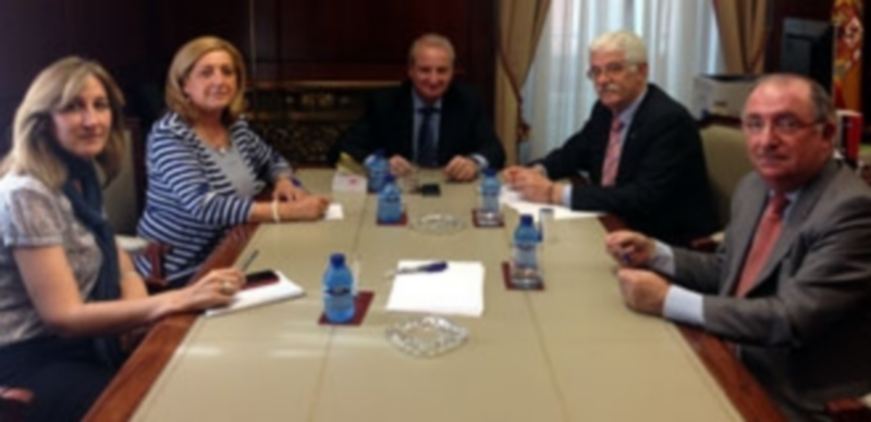 Los senadores populare de Segovia durante la reunión mantenida con el secretario de Estado de Justicia (en el centro). / E. A.