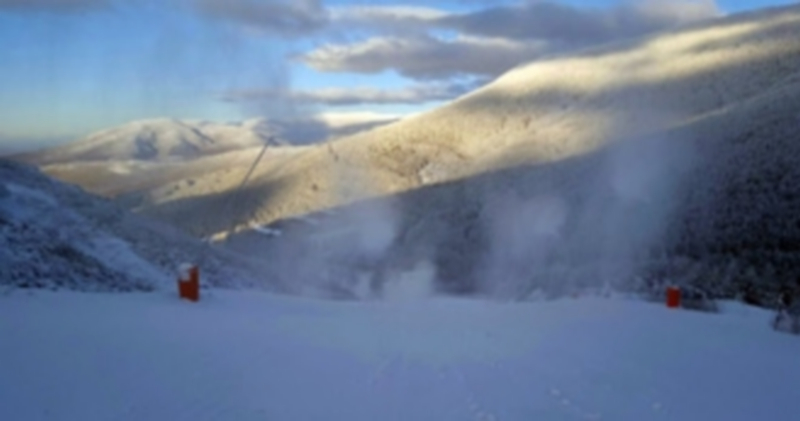 Los cañones seguían ayer trabajando en la pista de El Retorno de La Pinilla. /El Adelantado