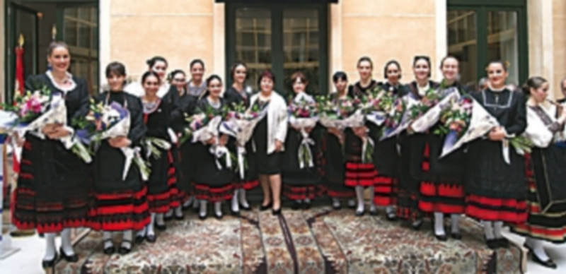 La alcaldesa de la ciudad y la de las ferias y fiestas posaron con las damas de honor en el patio de la Casa Consistorial. / El Adelantado