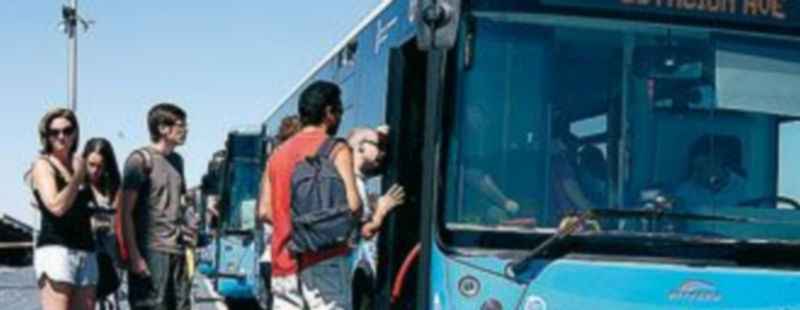 Dos jóvenes italianas miran un mapa turístico de Segovia. / Leandro Valdez