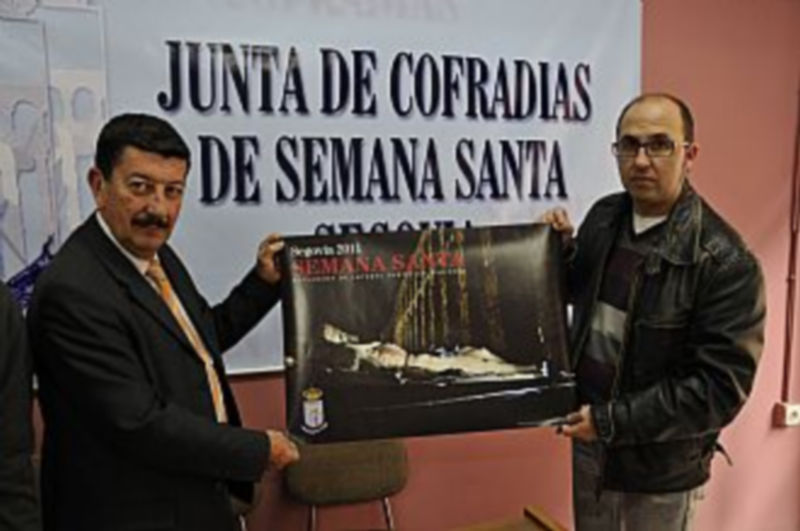 Alberto Herreras y Juan Martín muestran el cartel anunciador de la Semana Santa de este año. / El Adelantado