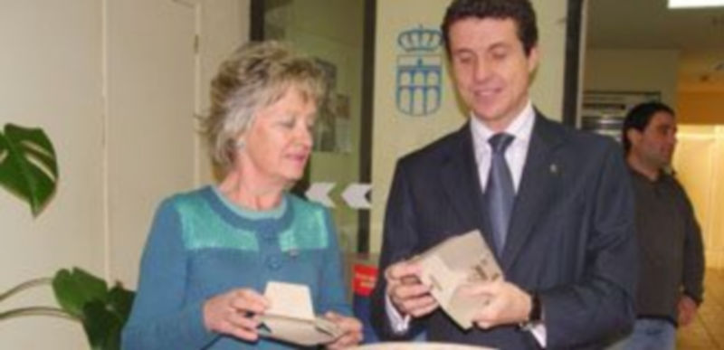 Los concejales Paloma Maroto y Andrés Torquemada muestran los recogedores de cartón que se entregarán. / EL ADELANTADO