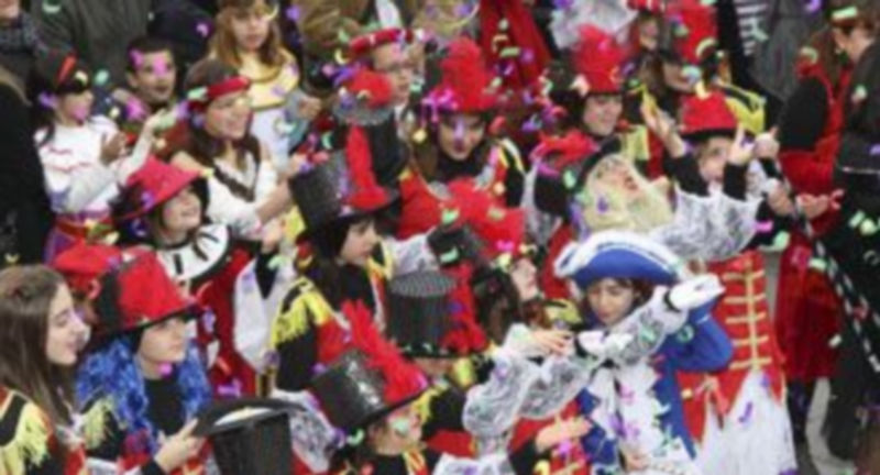 El concurso infantil de disfraces tuvo lugar en la Plaza de la Huerta Herrera que se llenó de colorido con centenares de niños luciendo sus disfraces./ Gabriel Gómez