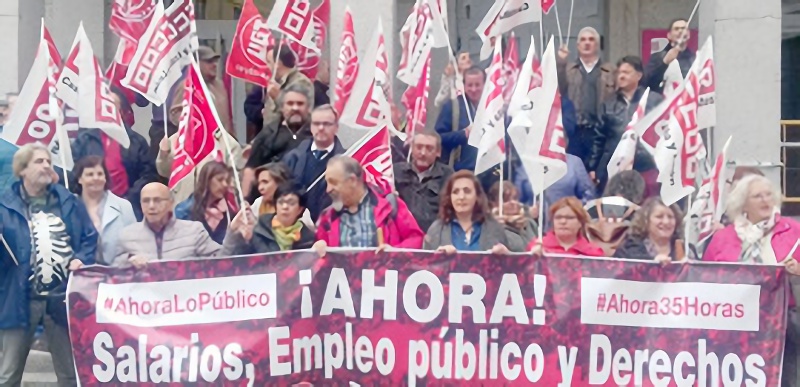 Alrededor de medio centenar de personas participó en la concentración convocada por UGT y CCOO. / EL ADELANTADO