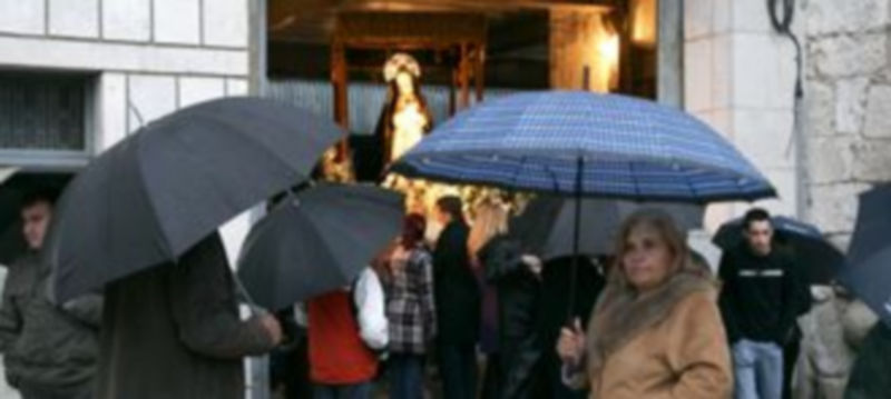 La lluvia obligó a la suspensión de  la procesión de todos los pasos en 2009./Gabriel Gómez