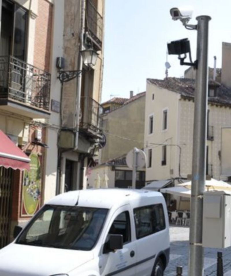 Punto de control de acceso situado en la calle Cronista Lecea. / A.Benavente