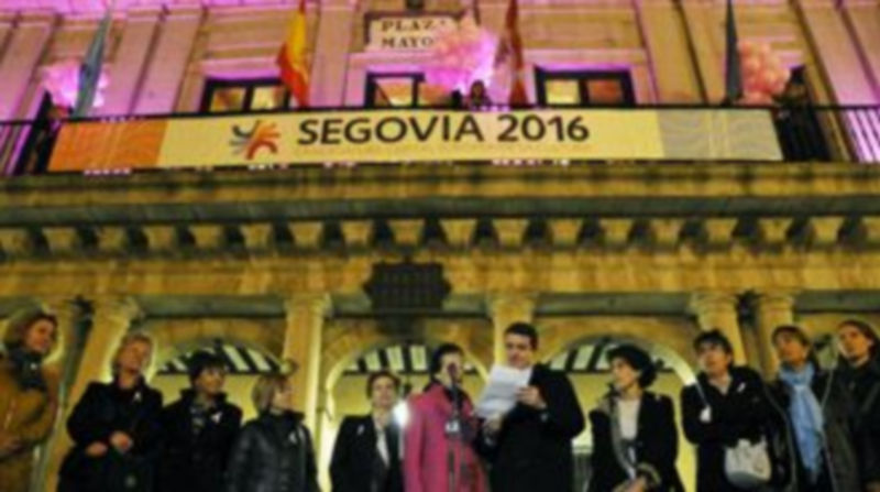 Los ediles y los voluntarios de AECC leyeron un manifiesto frente a la fachada iluminada del Ayuntamiento./ Juan Martín