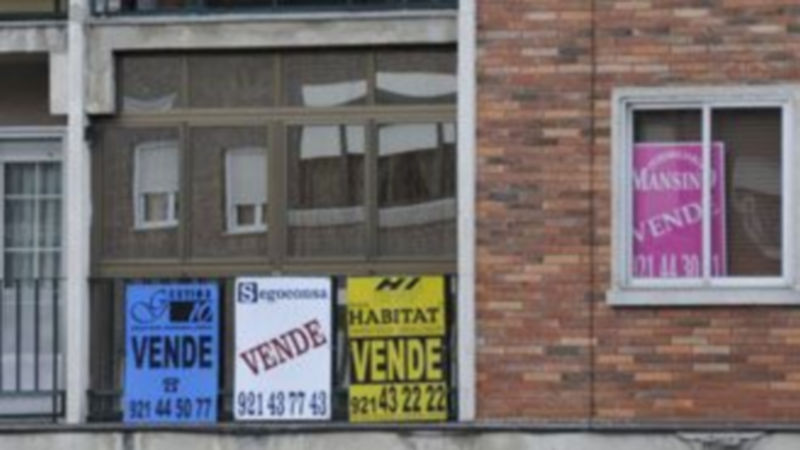Carteles de cuatro agencias inmobiliarias indicando la venta de una vivienda en la capital segoviana. / Juan Martín