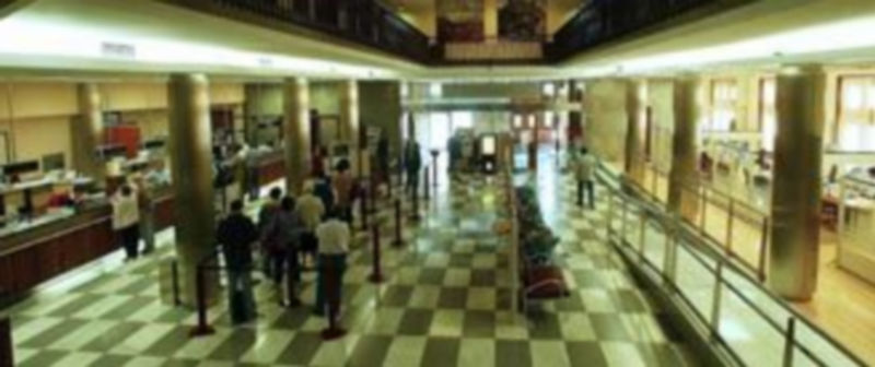 Imagen de archivo de las oficinas situadas en la sede central de Caja Segovia. /  Juan Martín