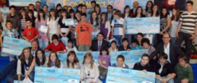 Los alumnos premiados exhiben los cheques con sus premios en una foto de familia junto al consejero Fernández Mañueco./JUAN MARTÍN