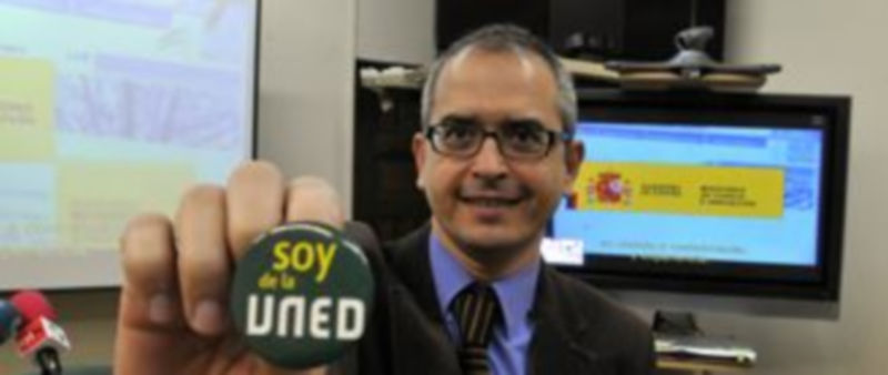 Antonio Lopez muestra con orgullo un distintivo de la UNED que ha sido repartido entre los alumnos y profesores./J. Martín