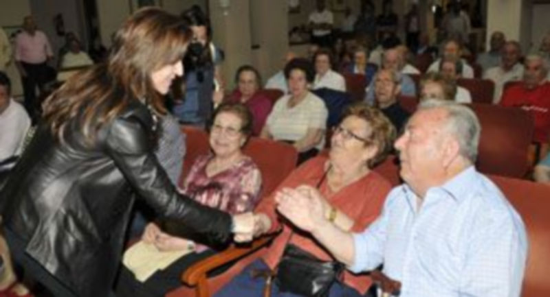 Silvia Clemente saluda a un grupo de personas mayores del centro de San José antes de comenzar el acto político. / J. Martín