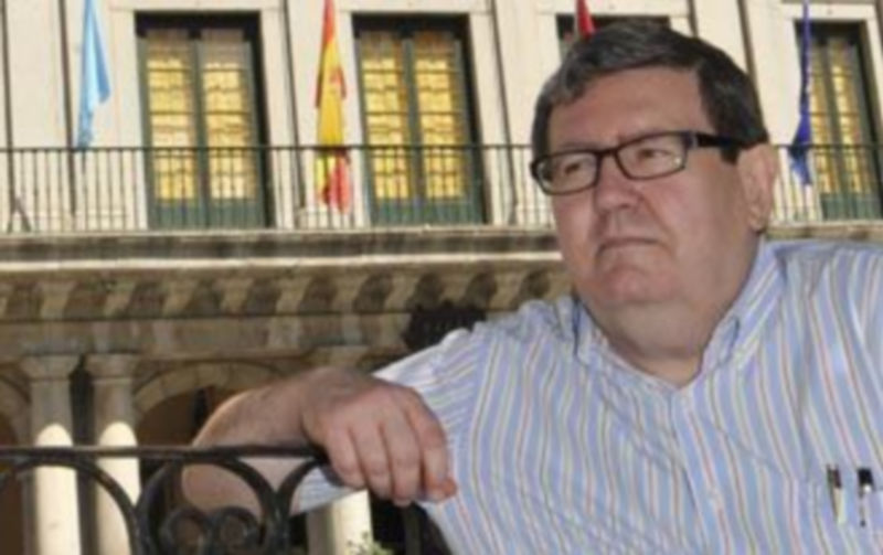 Juan Manuel Bonet sentado en un banco de la Plaza Mayor. / Juan Martín