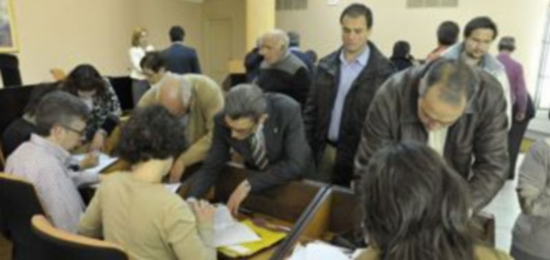 Más de cincuenta representantes de 150 núcleos acudieron a la Diputación a firmar el convenio de colaboración./ J. Martín.