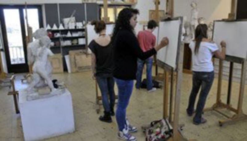 La prueba de Dibujo artístico II se realizó ayer en la Escuela de Arte y Superior de Diseño ‘Casa de los Picos’. / Juan Martín.