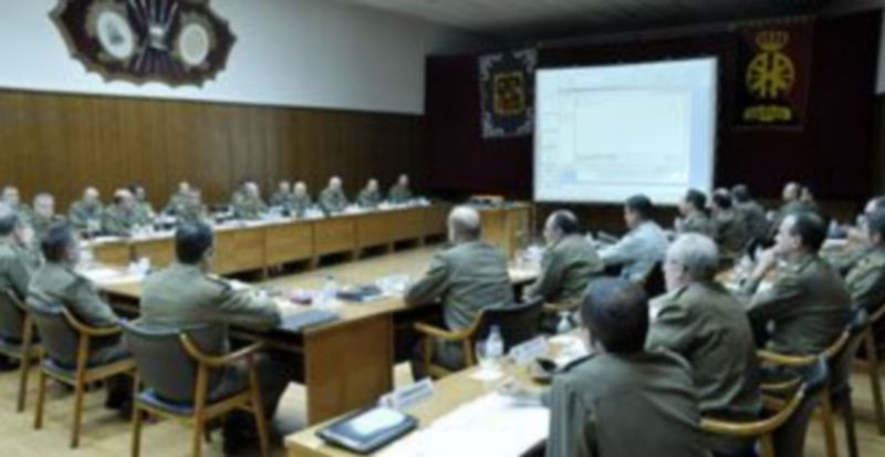 Un momento de la reunión celebrada ayer en la sede del centro de enseñanza militar. / Juan Martín