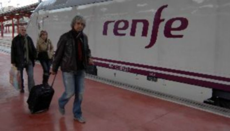 Un grupo de viajeros baja en el andén de la estación Segovia Guiomar en una foto de archivo. / Juan Martín