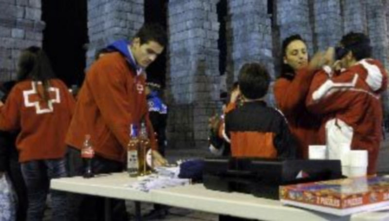 Un grupo de voluntarios desarrolla una actividad cara al público en el Azoguejo el pasado año. / Juan Martín