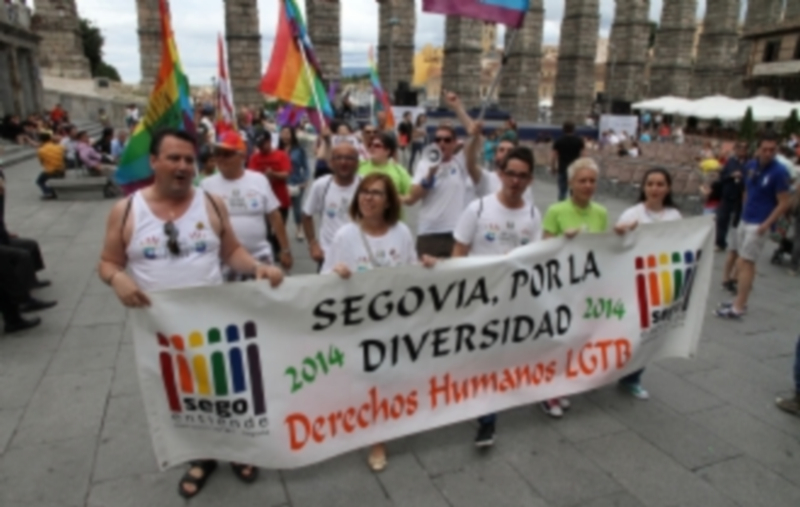 Orgullo LGTBH 1 Medio centenar de personas se manifestaron en la Marcha del Orgullo LGTBH Segoviano. / Juan Martín