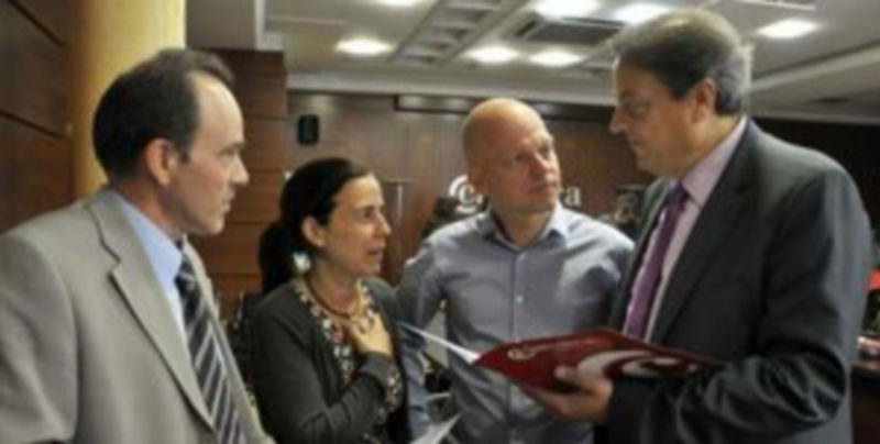 Representantes de la Cámara de Comercio conversan con Andreas Kunzmann