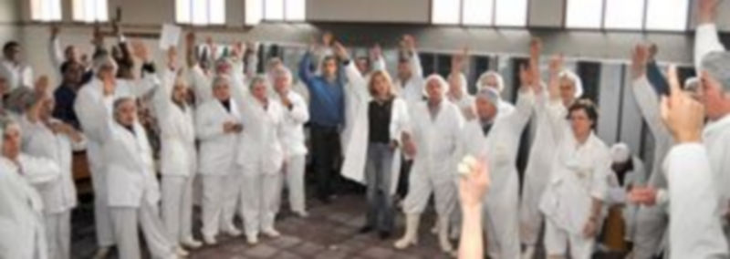 Un momento de la reunión que mantuvieron ayer los empleados de Primayor Elaborados. / KAMARERO