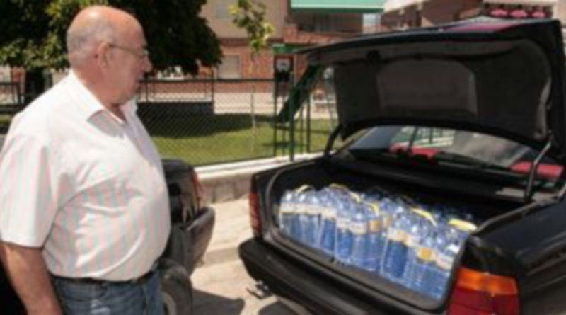 Una imagen que ya es del pasado en Sanchonuño: un vecino cargando su coche de agua embotellada. / Lara Mazagatos